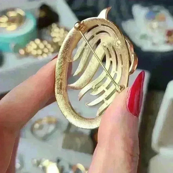 CROWN TRIFARI  vintage Crown Trifari Art Deco Gold-toned Trifari brooch - Picture 16 of 17